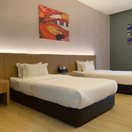 Kluang Riverview Hotel Экстерьер фото