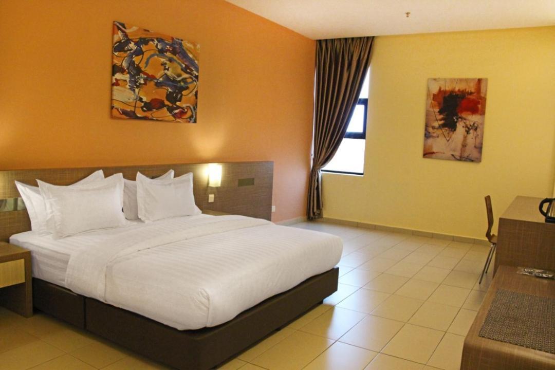 Kluang Riverview Hotel Экстерьер фото